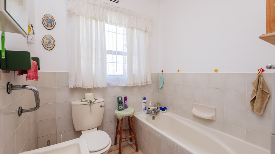 5 Bedroom Property for Sale in Struisbaai Western Cape